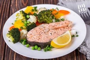 Plat diététique japonais avec du poisson maigre.