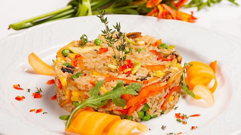 Le risotto aux légumes est le déjeuner parfait pour ceux qui suivent le régime méditerranéen. 