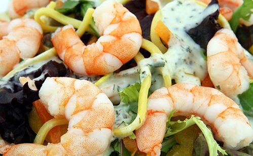 Délicieuse salade de crevettes et légumes du menu diététique Dukan