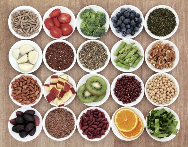 Une variété de produits alimentaires dans la vaisselle